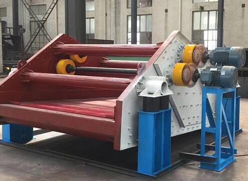 如何調整直線搖擺篩的進料裝置？